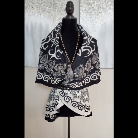 Reversible Shawl Black And White. Beautiful Cape - Picture 3 of 5